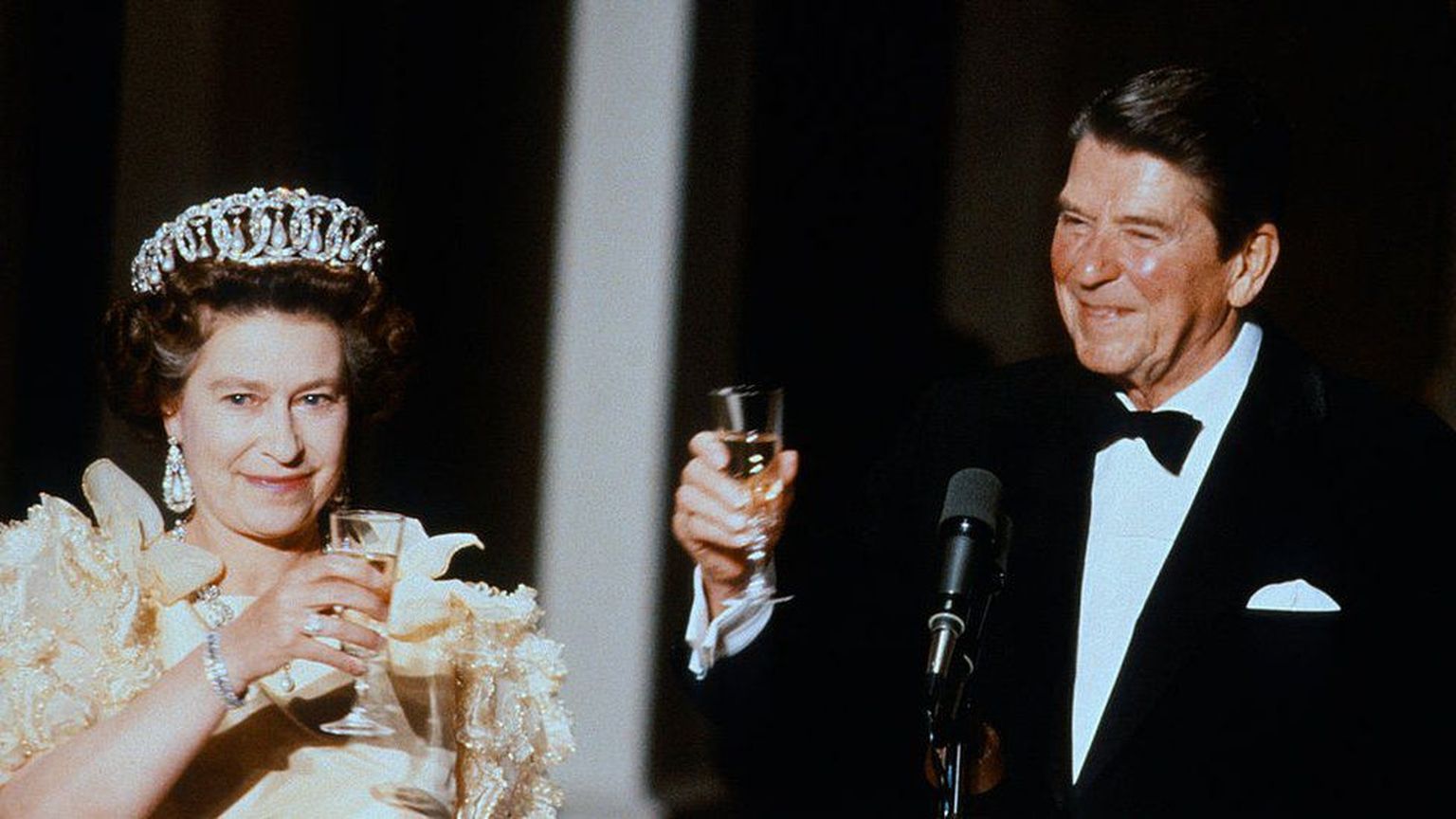 Королева Елизавета II и президент США Рональд Рейган в 1983 году в Сан-Франциско. В тот ее приезд ее грозились убить.