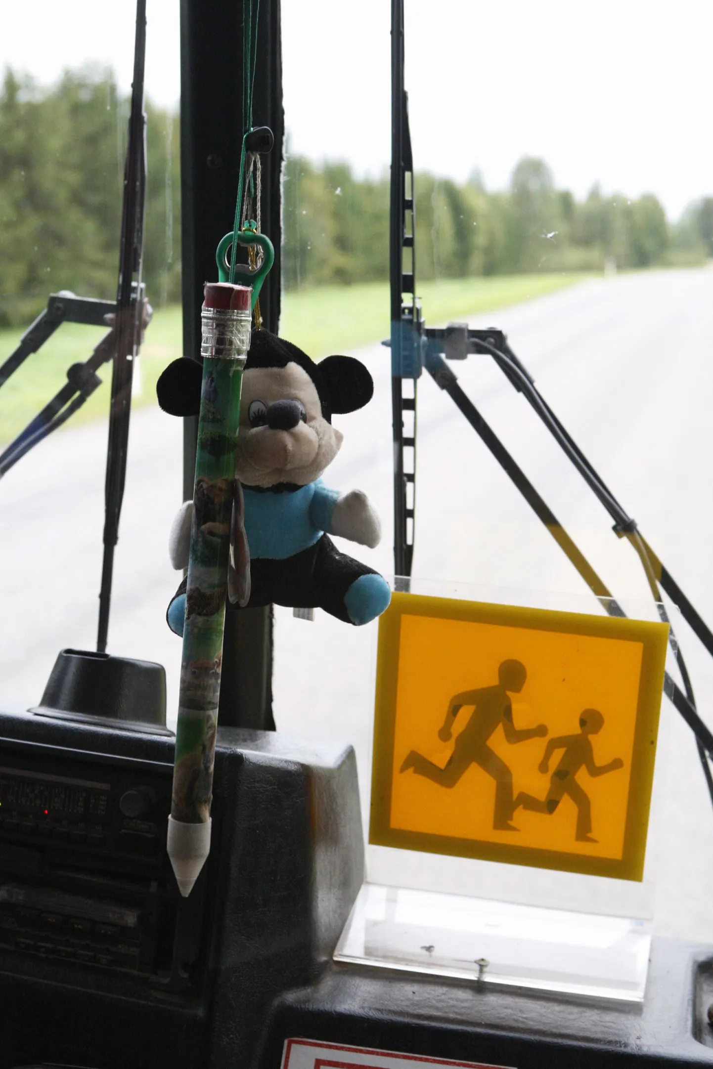 Raatuse kooli tüdrukud-poisid hakkavad järgmisel õppeaastal kooli sõitma bussiga.