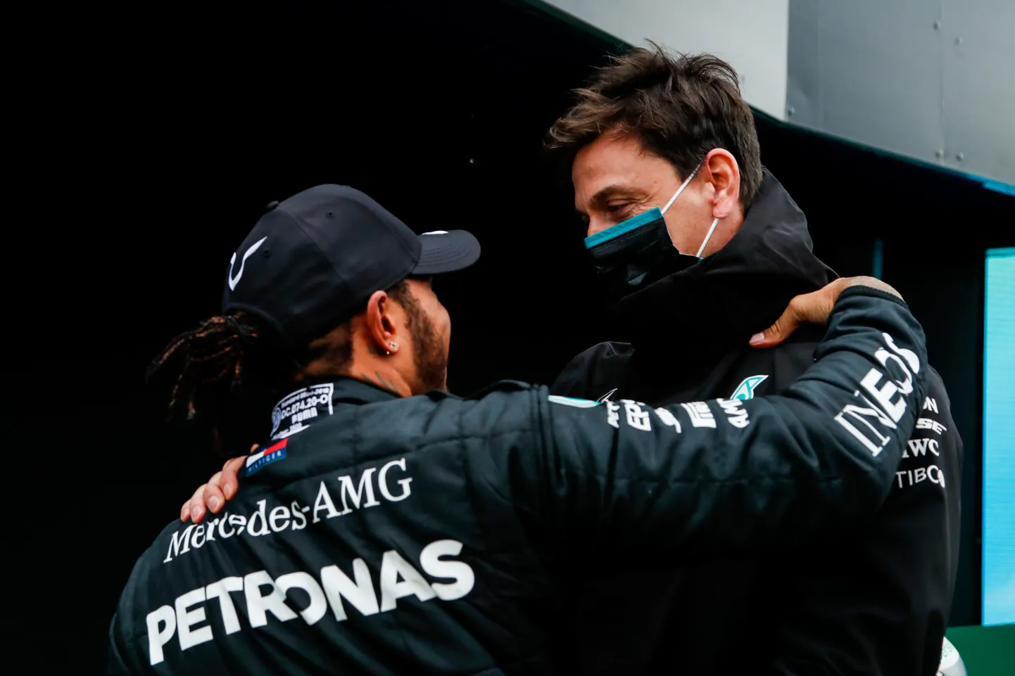 Toto Wolff (paremal) ja Lewis Hamilton.