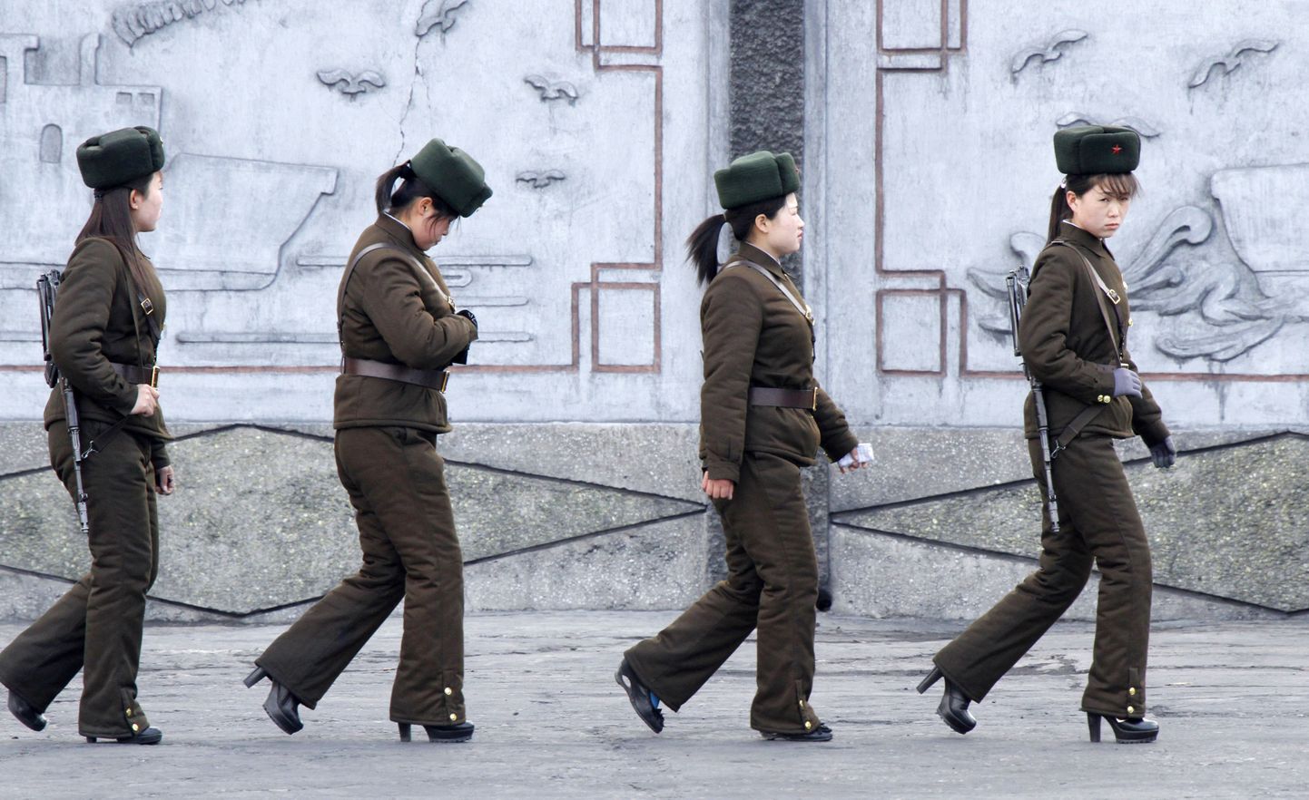 Põhja-Korea naissõdurid kannavad kõrgekontsalisi kingi