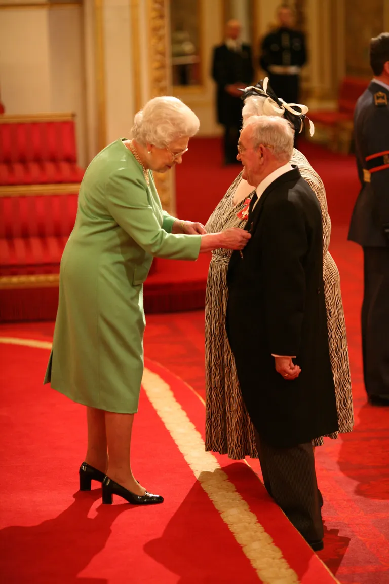 Penelope ja Ronald Jones 2010. aasta veebruaris Buckingham palees. FOTO: Lewis Whyld/PA Wire/PA Images/Scanpix
