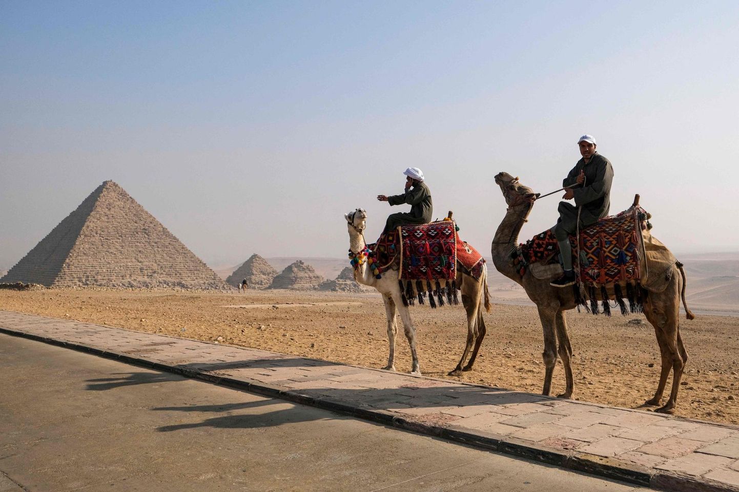 Egiptuses väikelapsega reisimine pole sama ohutu kui Euroopas, kummatigi paelub Egiptus viisaka teenindusega. Kaamelisõidud on osa reisi võlust.
