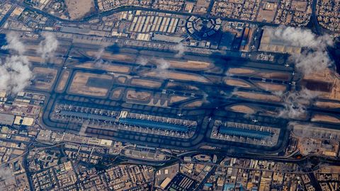 Dubais vihmahoogudest tekkinud lennujaamakaos laheneb vaevaliselt