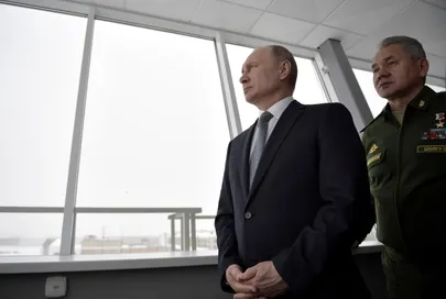 Vladimir Putin (vasakul) ja kaitseminister Sergei Šoigu Kaasanis.