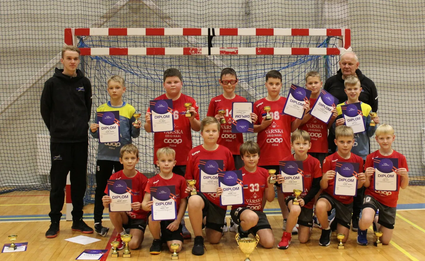 Eesti karikavõistlustel D-vanuseklassis teise koha võitnud Põlva käsipalliklubi/Põlva spordikooli tiim