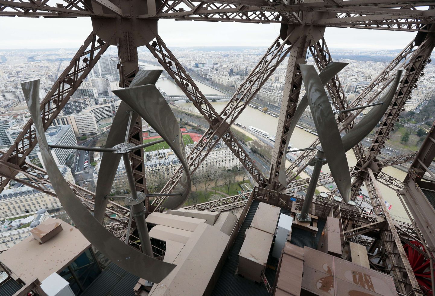 Eiffeli torni paigaldatud tuulegeneraatorid.