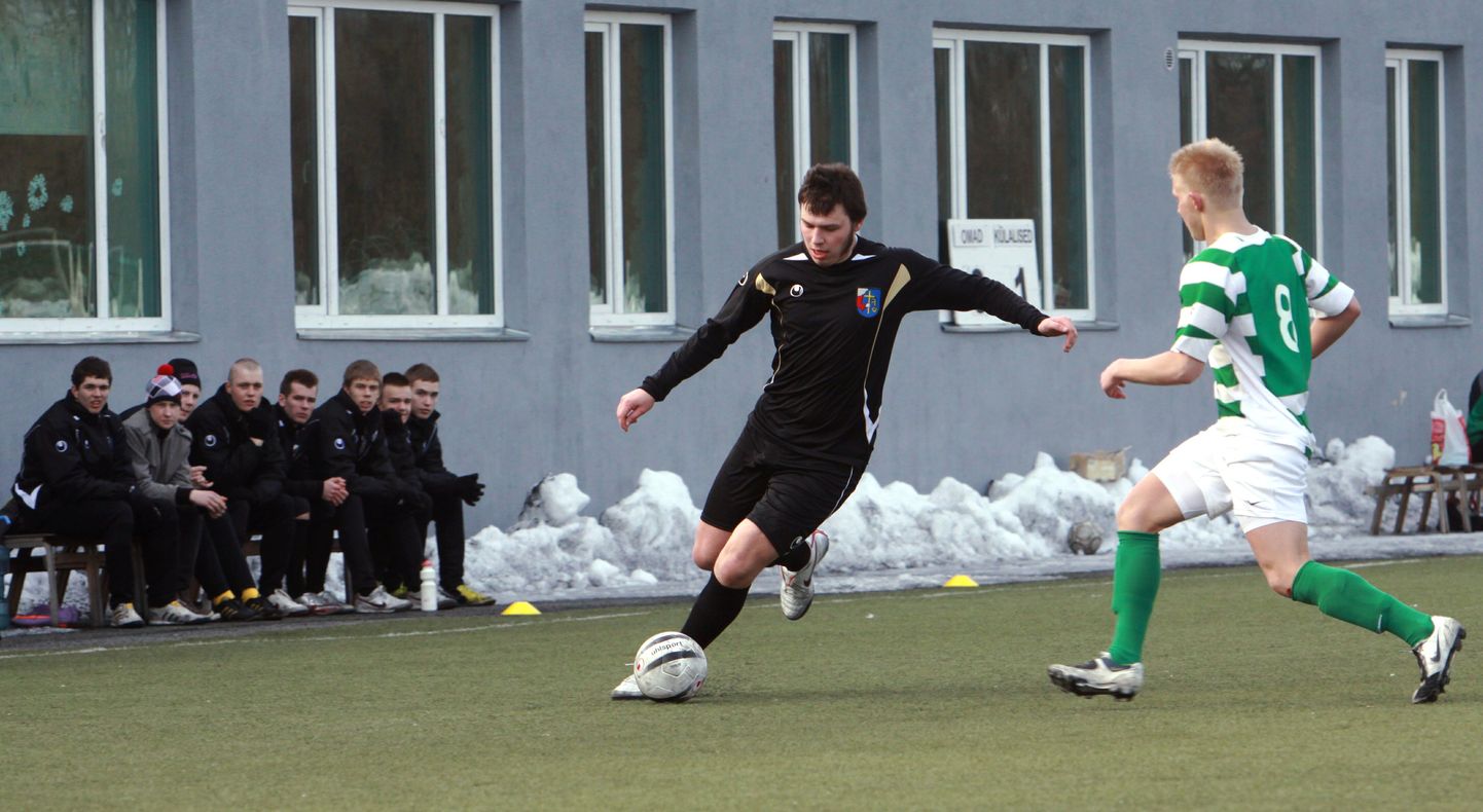 Pärnu linnameeskond pidi selle hooaja esimseses kodumängus võtma vastu kaotuse FC Flora duubelmeeskonnalt. Pildil lööb Ivan Velikopolje (mustas) palli eest ära FC Flora II mängijal Bert Klemmeril.