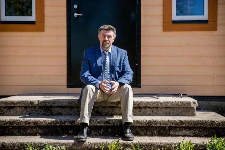 Jõõpre kooli direktor Mati Sutt pälvib teenetemärgi pühendunud ja aktiivse tegevuse eest kogukondliku elu edendamisel.