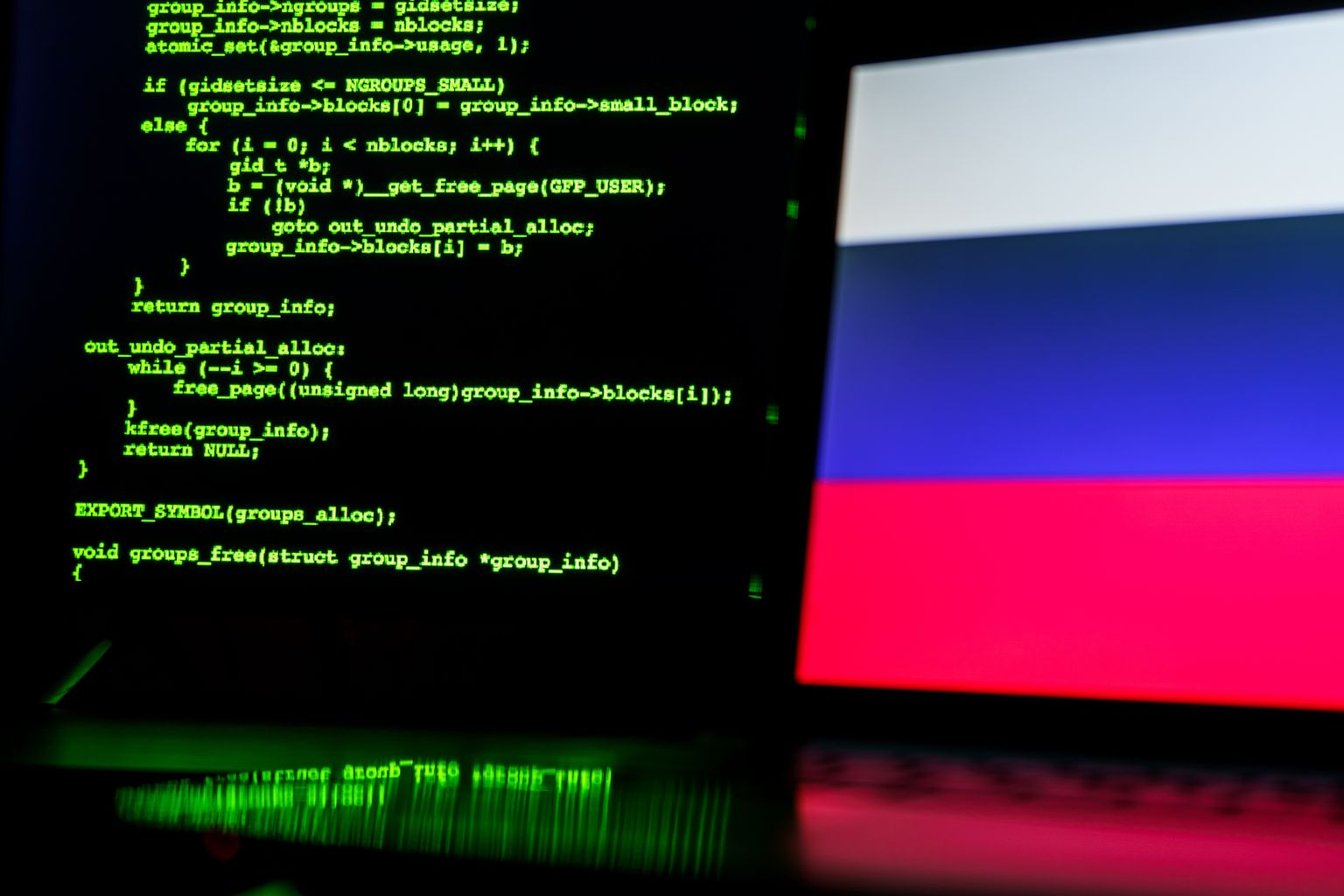 Fotoillustratsioon Vene lipu ja programmeerimiskoodiga.