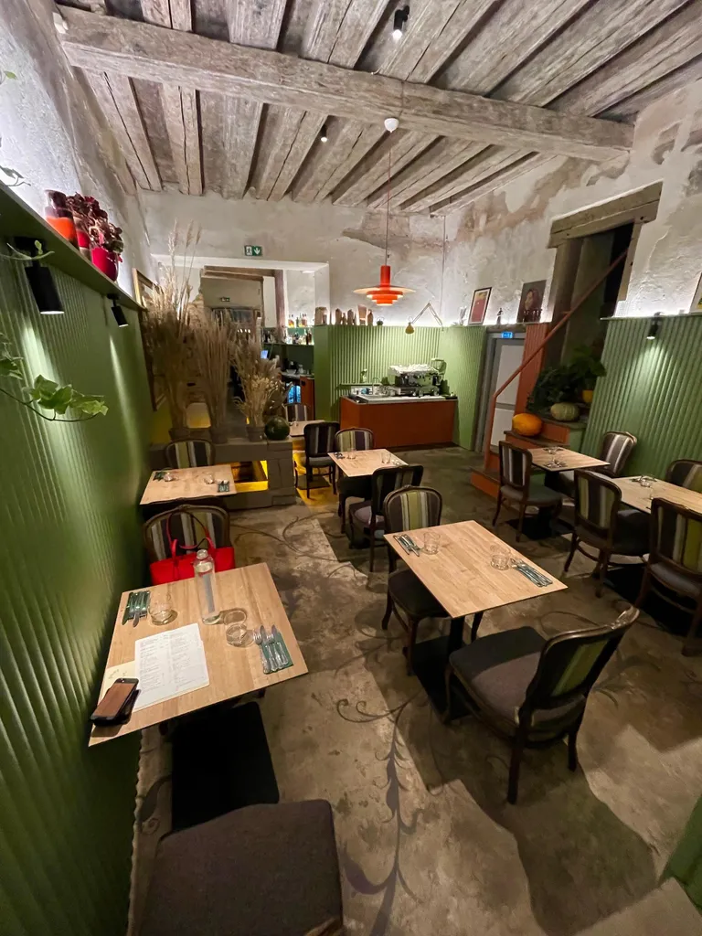 Äsja uksed avanud restoran Peet Ruut. Lihtne, aga võluv söögisaal.