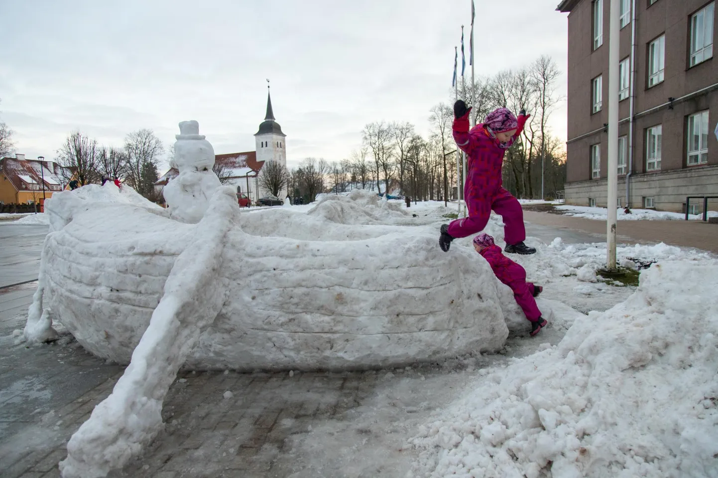 Kui lumelinn oli valmis saanud, tegutses seal kogu nädalavahetuse pisemaid ja suuremaid hullajaid.