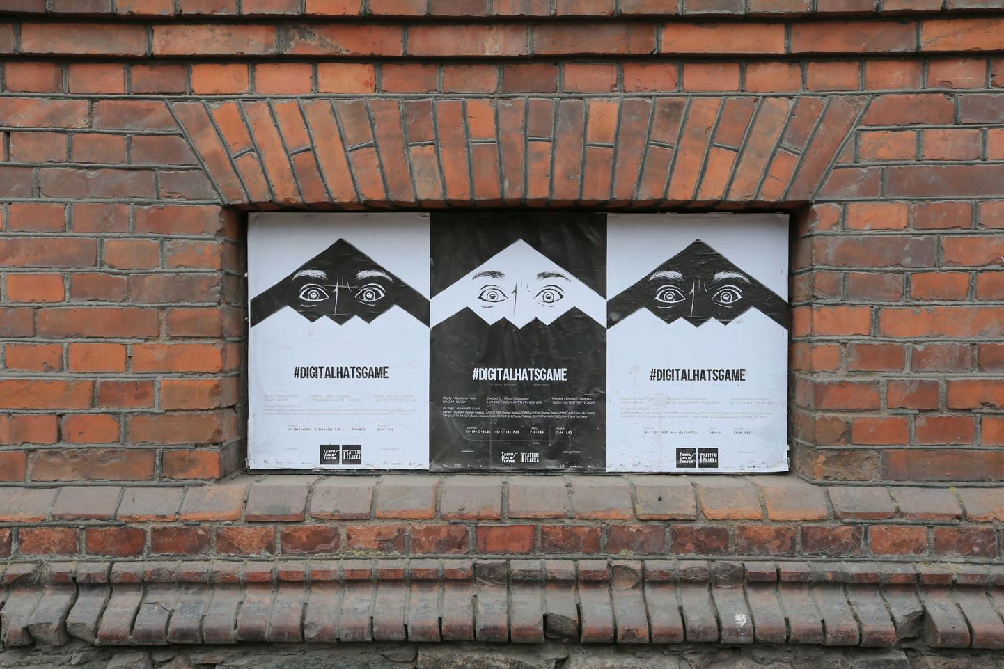 Lavastuse plakatid Tartu Uue Teatri seinal.