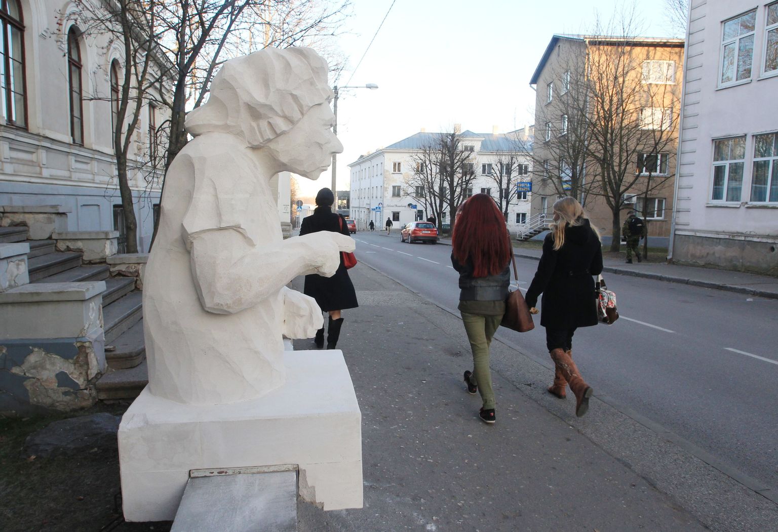 Tartu kirjandusmaja eette paigaldatud skulptuur mullu novembris.