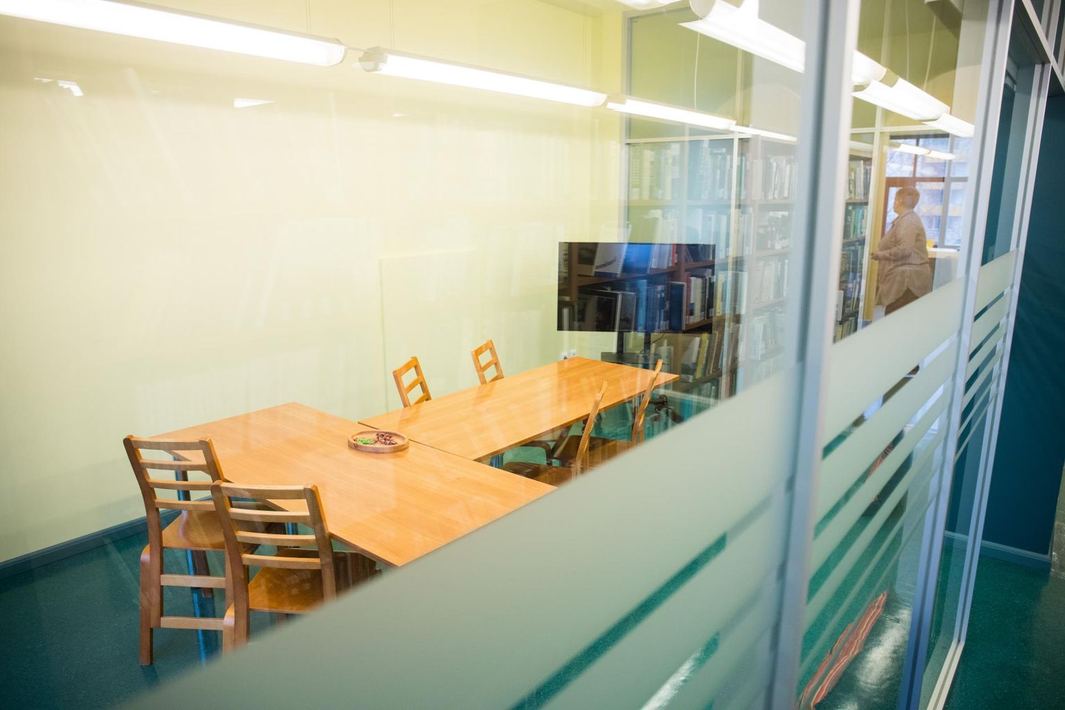 Lääne-Virumaa Keskraamatukogu teisel korrusel saab kasutada nüüd ka rühmatöö ruumi koosolekuteks, koolitusteks või mistahes muudeks koosviibimisteks.