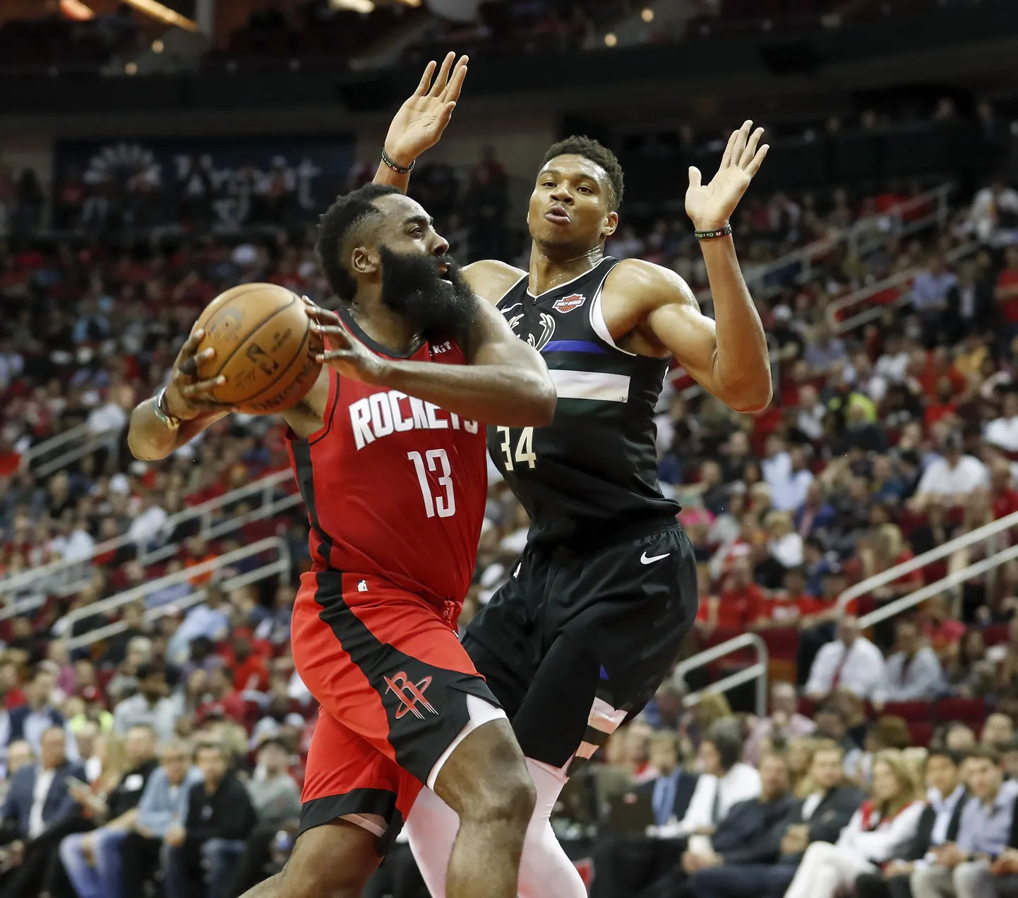 Houston Rocketsi staar James Harden (nr 13 ) üritab mööda mängida Milwaukee Bucksi  Giannis Antetokounmpost (nr 34)