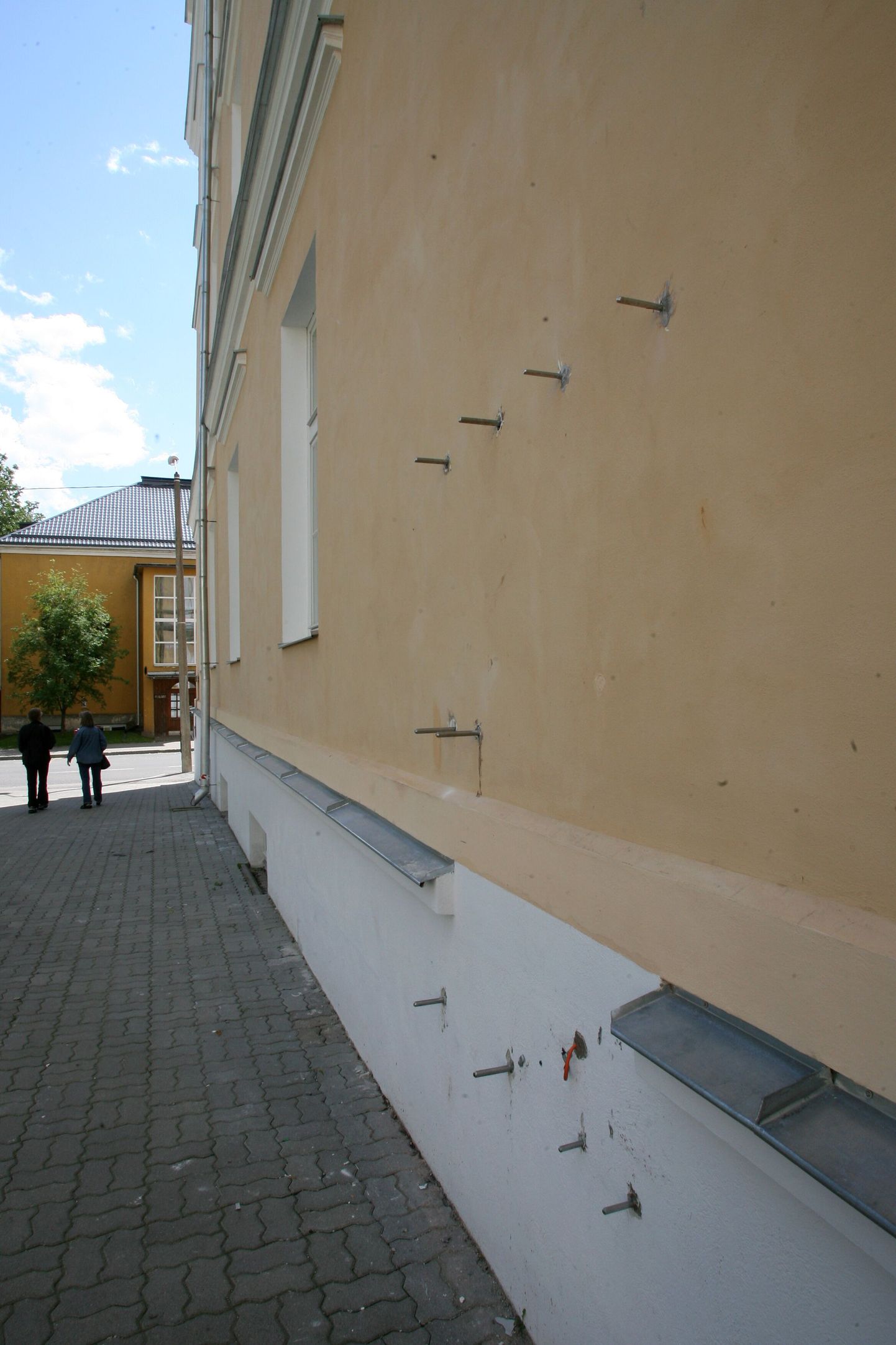 Tartu Rahu maja küljest Vanemuise tänaval on ajutiselt eemaldatud Jaan Poska kuju.