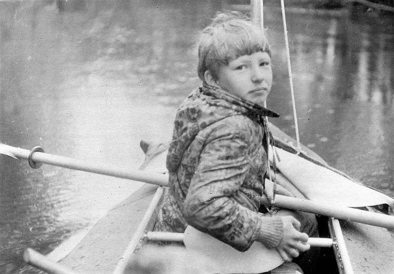 Isa võttis Hillari süstasõidule esimest korda kaasa 1974. aastal. Nii sõitis seitsmeaastane poiss koos isaga Võrust Räpina randa. Tollal võttis Võhandu läbisõitmine neil aega neli päeva.