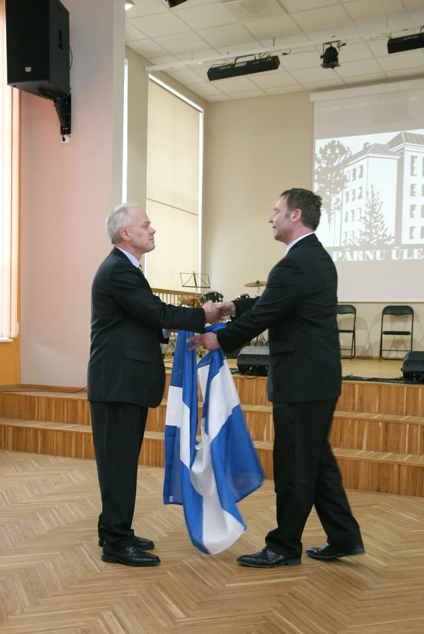 Pärnu linnapea Toomas Kivimägi kinkis uuenenud koolimaja valmimise puhul kooli direktorile Margus Verile linna lipu.