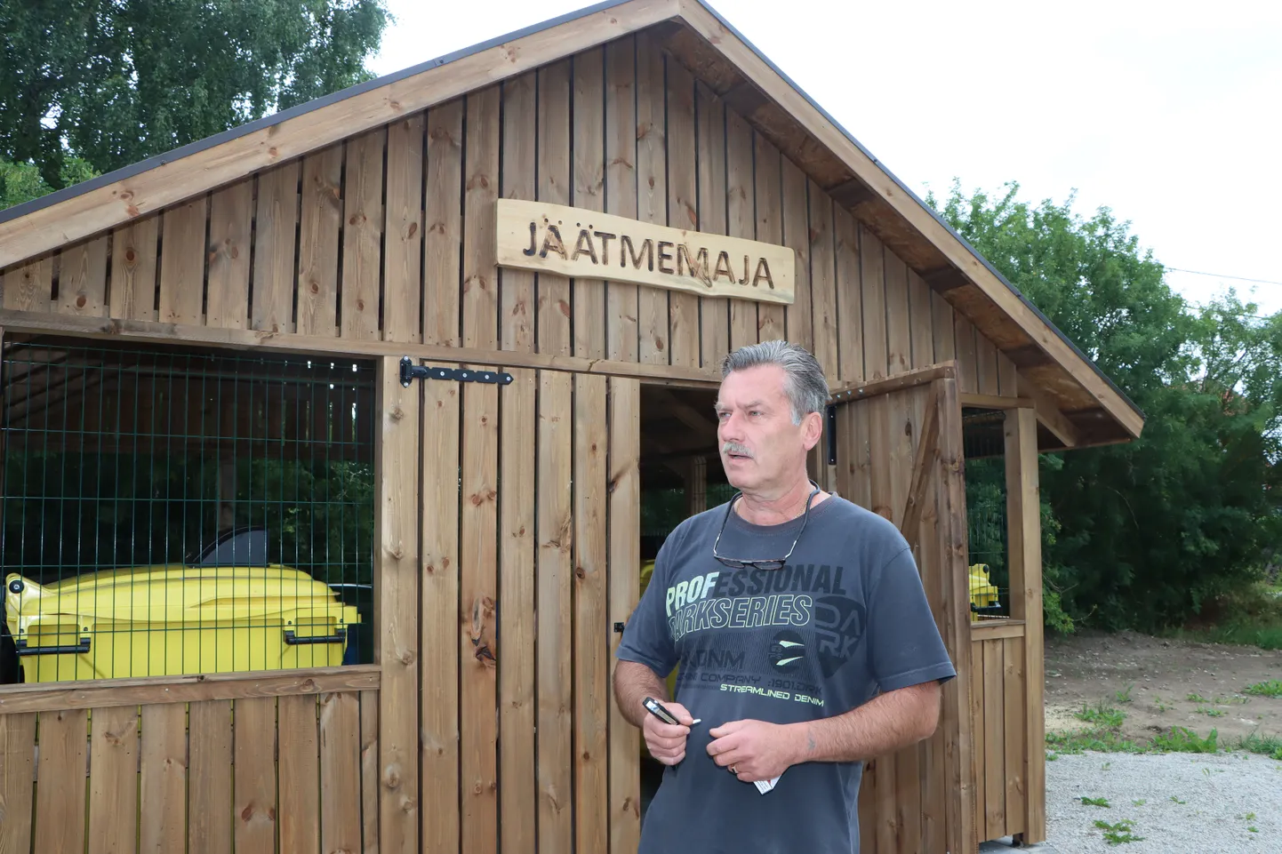 Jäätmemaja hoiab ümbruse kindlasti puhtama kui seni lageda taeva all olnud konteinerid.