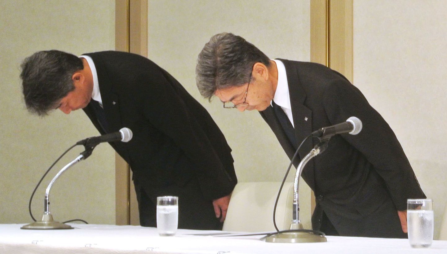 Kobe Steeli juhid vabandavad Tokios toimunud pressikonverentsil ettevõtte võltsimiste pärast.