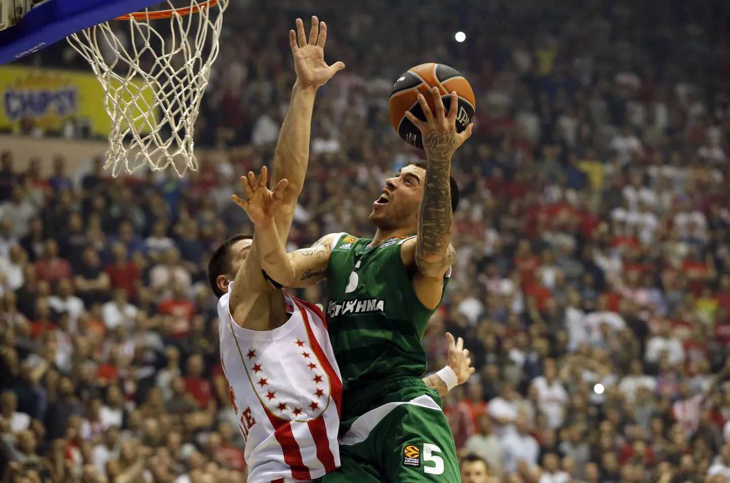 Mike James (esiplaanil) vedas Panathinaikose võidule.