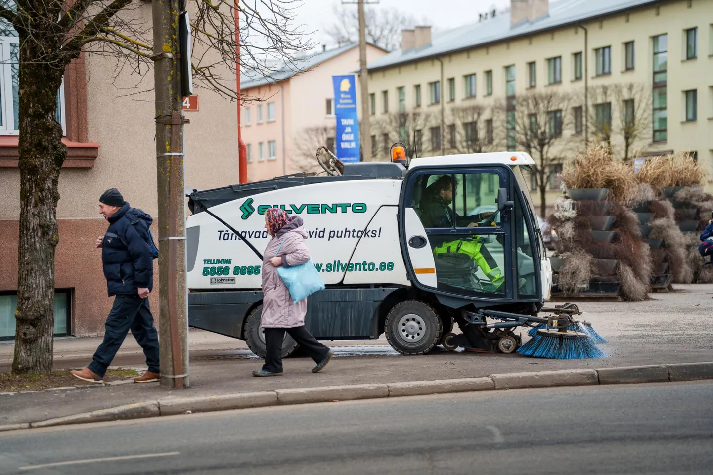 Esmalt puhastatakse suuremad kõnni- ja rattateed, seejärel Kesklinna sild ja südalinn ning viimases järjekorras kesklinnast kaugemal asuvad kõnniteed.