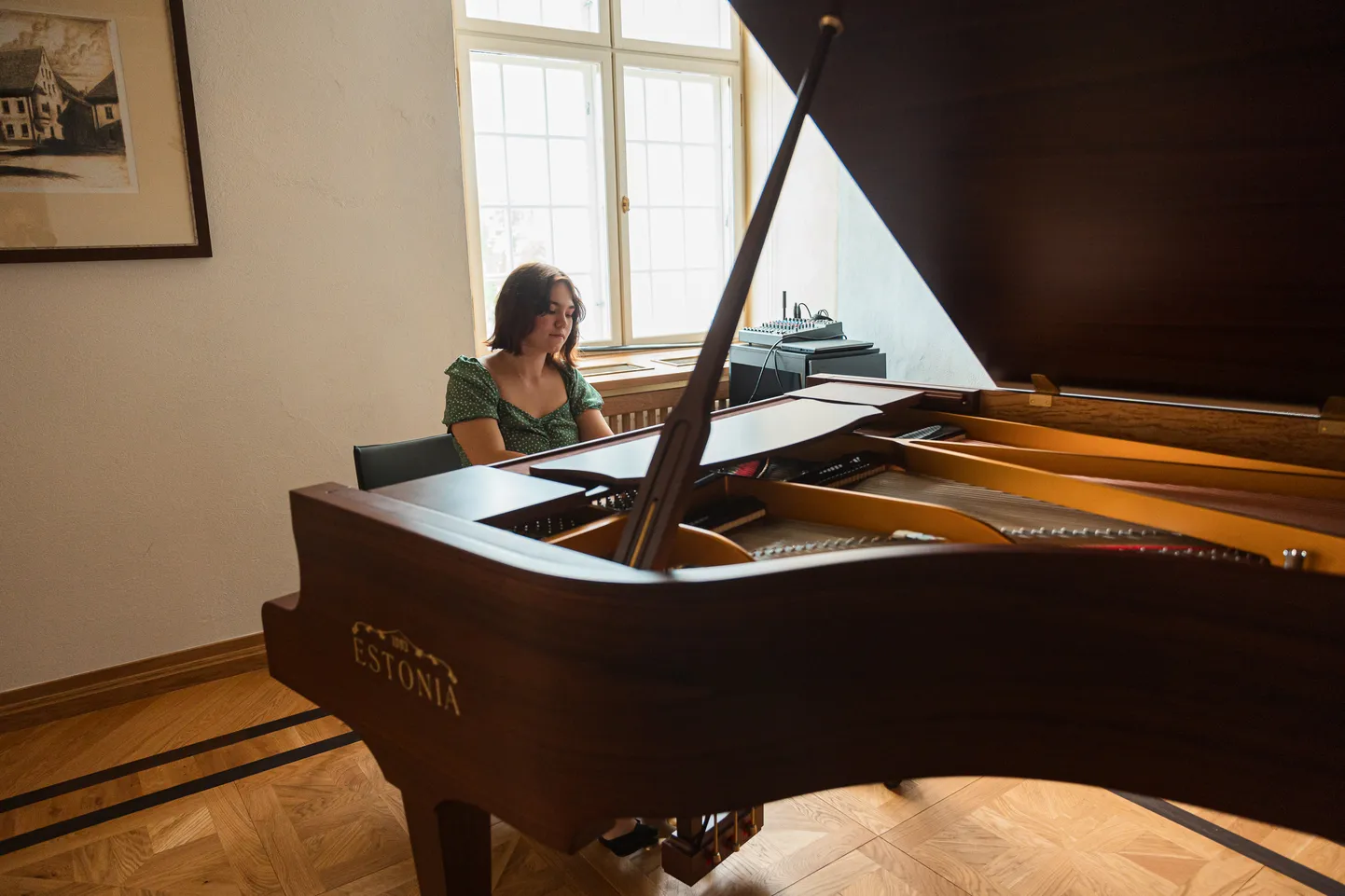 Выпускница Нарвской музыкальной школы Устиния Орлова за новым роялем в Нарвской ратуше.