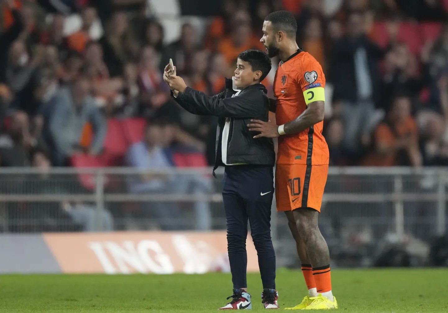 Memphis Depay ja 13-aastane Amin.