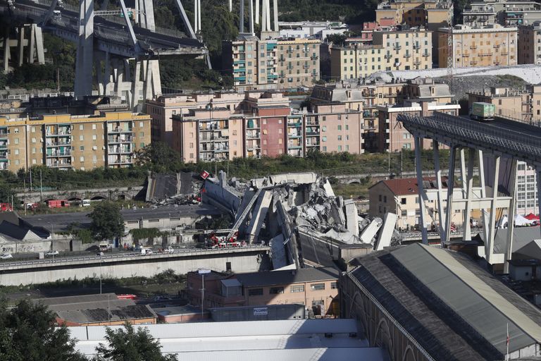 Itaalias Genovas varises osa maanteesillast