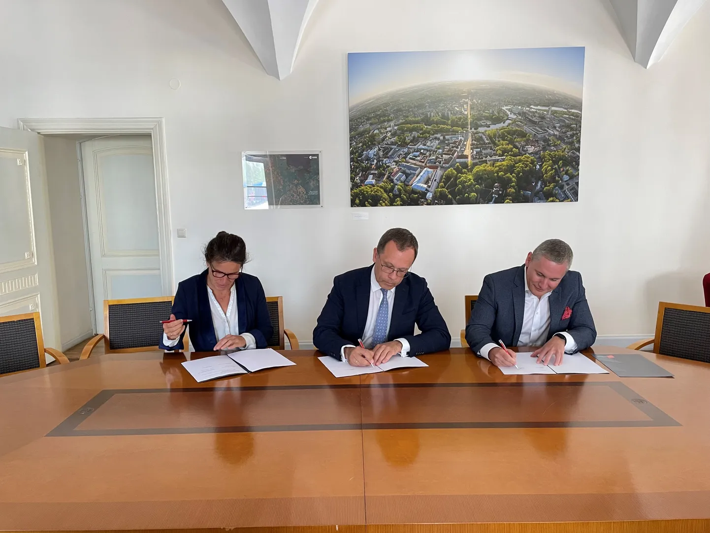 Koostööleppele andsid allkirjad Tartu ülikooli õppeprorektor Aune Valk (vasakult), linnapea Urmas Klaas ja CybExer Technologiese tegevjuht Andrus Kivisaar.