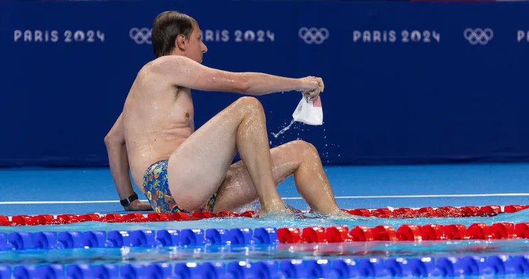 Ujumismütsi tõi basseinist ära vapper härrasmees.