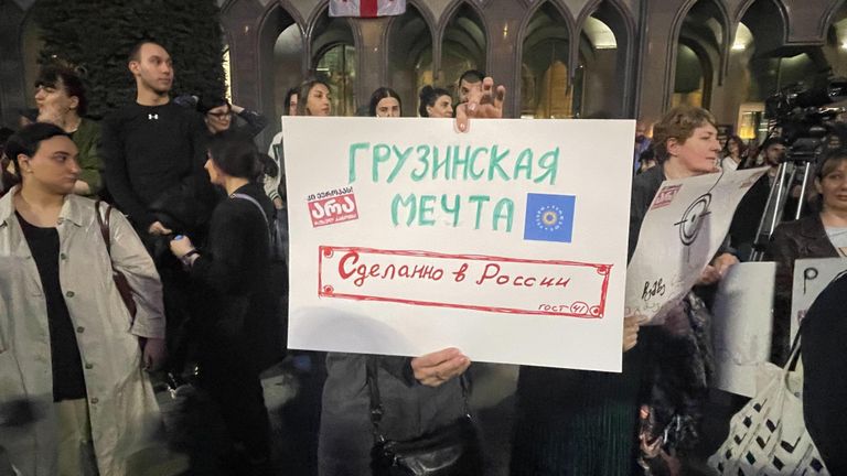 Оппозиция обвиняет партию «Грузинская мечта» в том, что она копирует действия российских властей.