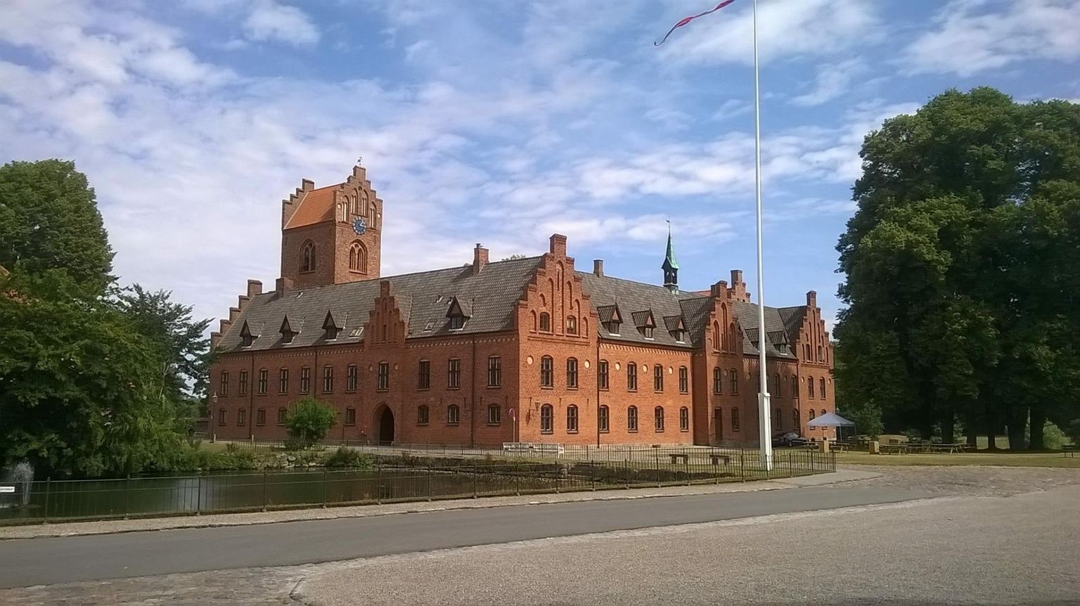 Herlufsholmi internaatkooli peahoone Taani pealinnast umbes 80 kilomeetri kaugusel edelas Næstvedis. 