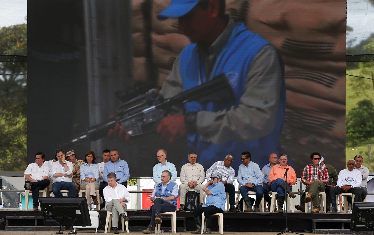 Colombia sissiliider Rodrigo Londono, president Juan Manuel Santos ja ÜRO eriesindaja Jean Arnault pidulikul tseremoonial.