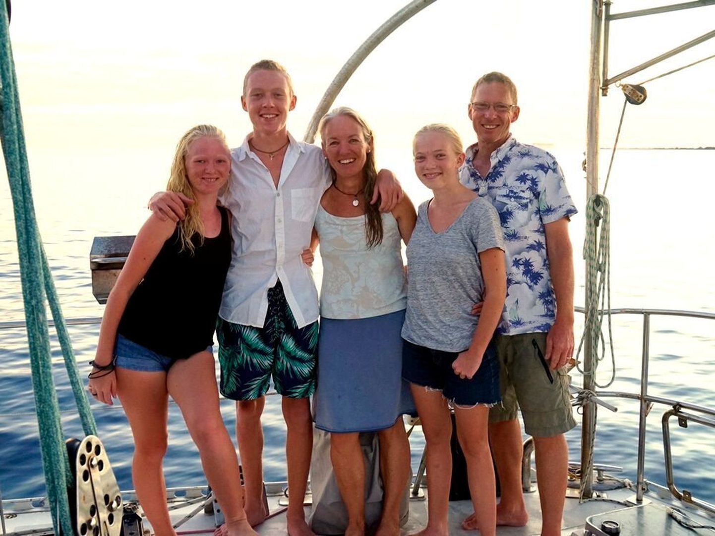 Siobhan, Niall, Behan, Mairen, Joe - viieliikmeline merel elav perekond.