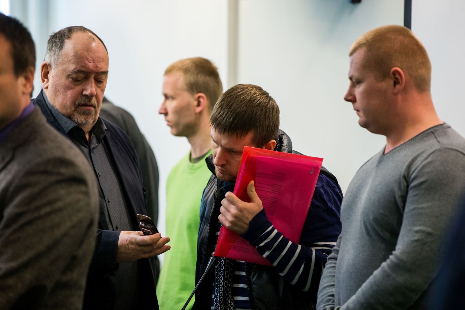 Aapo Toomeli kaitsja advokaat Andrus Repnau (vasakult), Margus Alliksoo, Aapo Toomel ja Ursel Veimann neljapäeval kohtus.
