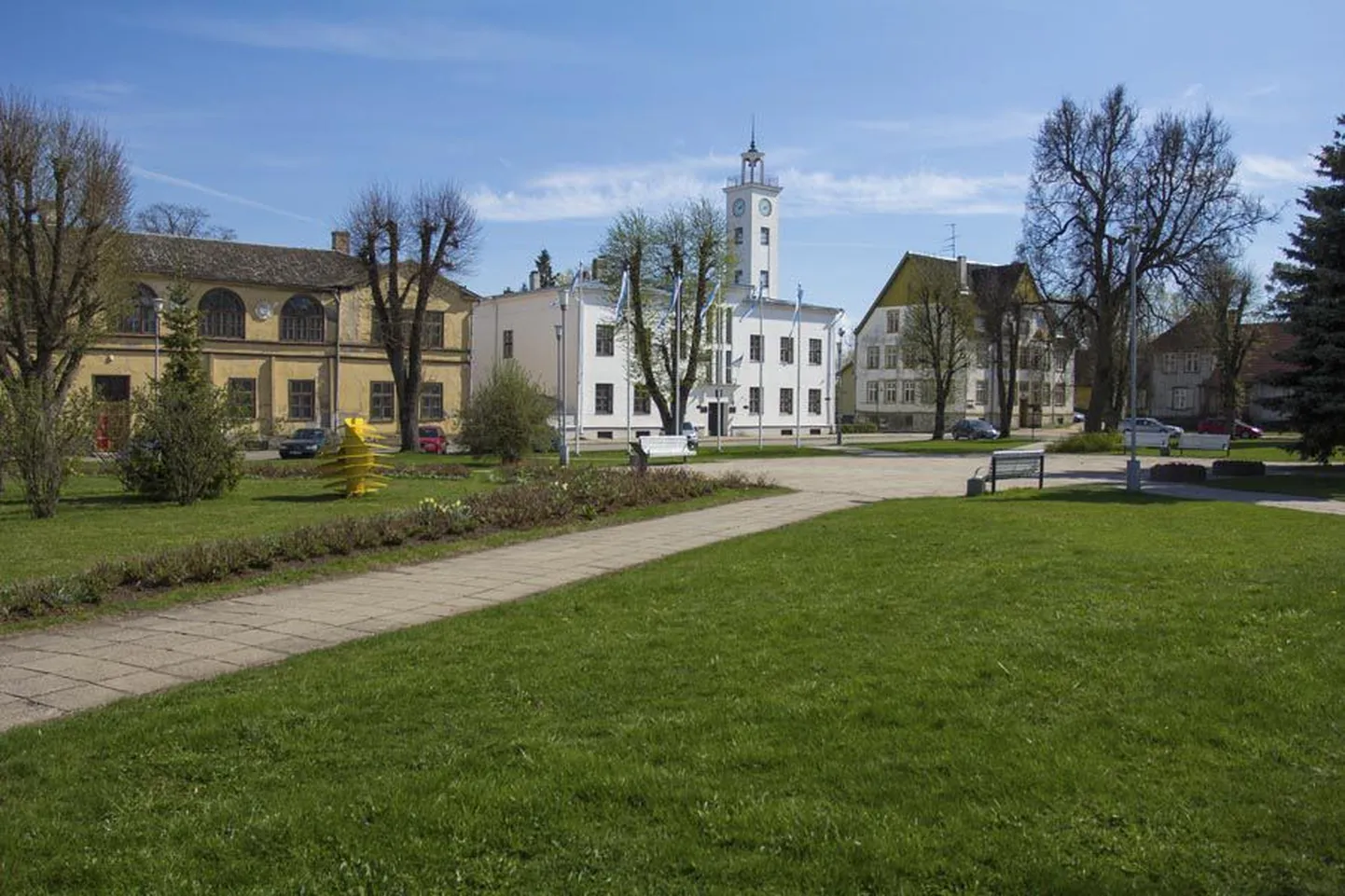 Raekoja park on üks kolmest vanalinna pargist, mis värskenduskuuri läbib. Siin vahetatakse valgusteid ning luuakse uus roosipeenar.