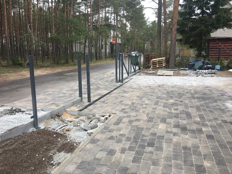 Aiapostid ja sokkel.