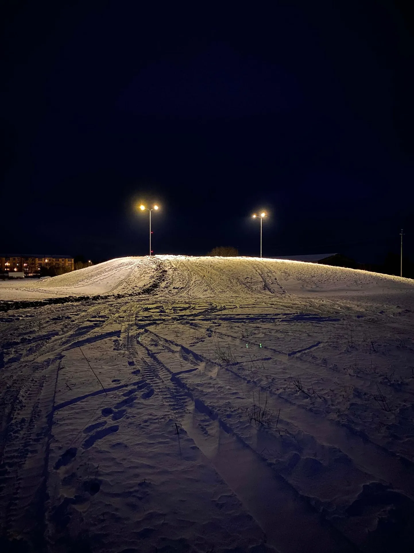 Roosna-Alliku liumägi sai kaks suurt valgustit, mis teevad ümbruskonna valgeks ning lubavad lastel mäest alla laskma tulla ka pimedal ajal.