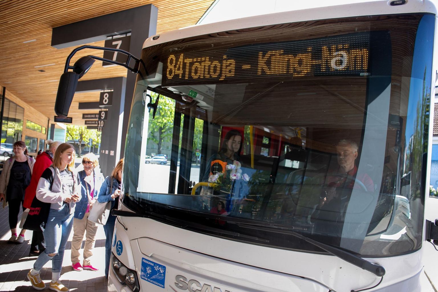 Bussiesitablool on samuti õ asemel ö, nii et: Töitoja - Kilingi-Nömme - Tölla.