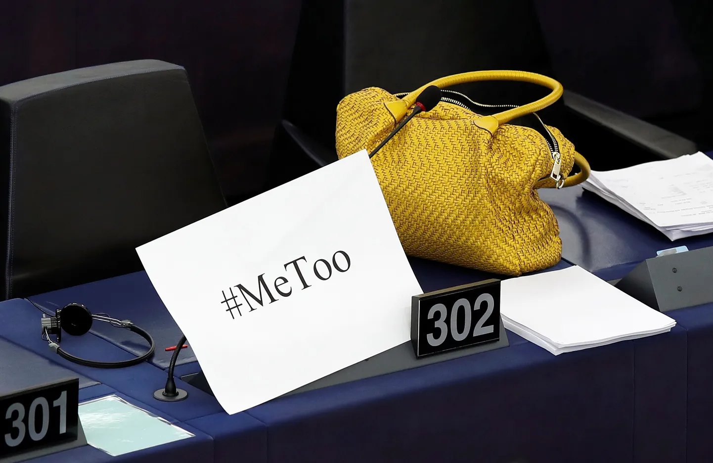 Plakat METOO teemaviitega europarlamendi saadiku laual, kui arutati seksuaalse ahistamise ja ärakasutamise temaatikat. Strasbourg, Prantsusmaa, 25. oktoober 2017.