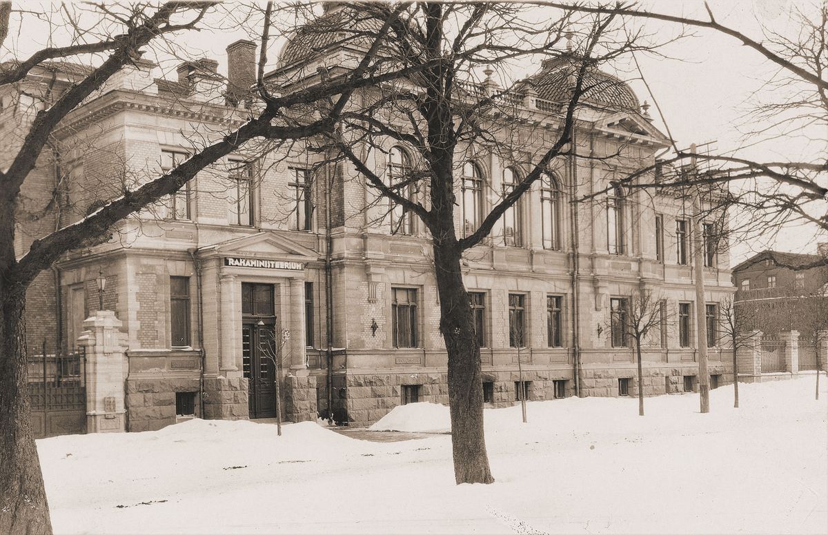 Algul Vene Riigipanga Tallinna osakonna jaoks rajatud hoones tegutsesid 1920. aastatel külg küljekõrval Eesti Vabariigi rahaministeerium ja Eesti Pank