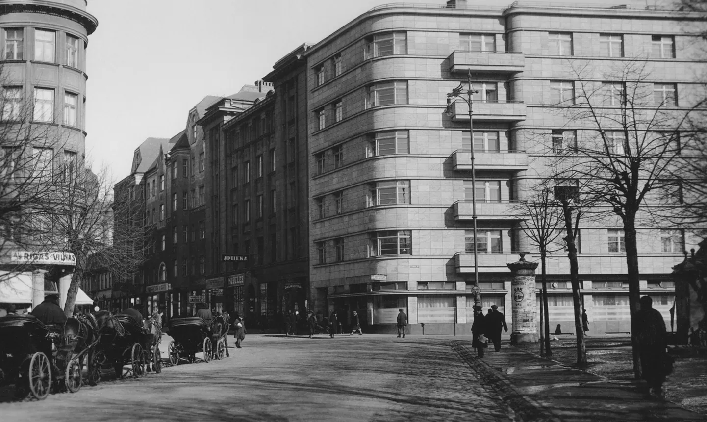 Tērbatas iela pie krustojuma ar Elizabetes ielu. Skats uz Augusta Rudzīša īres namu ar ēdnīcu Elizabetes ielā, 20. gadsimta 30. gadi.