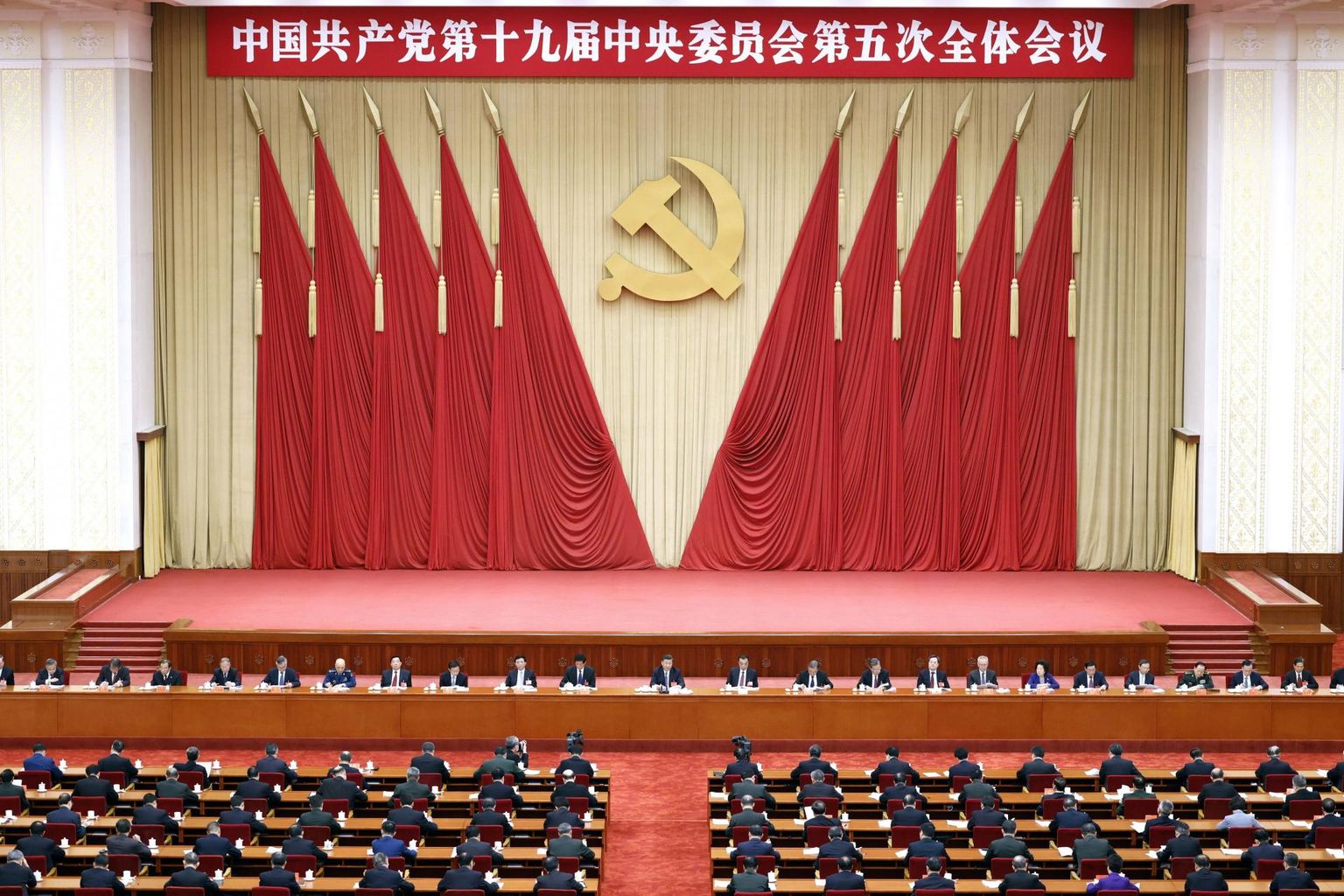 Hiina on jätkuvalt kommunistlik riik, mis toimib kapitalistlike reeglite järgi. Hiina Kommunistliku Partei keskkomitee 2020. aasta oktoobris plenaaristungil.
