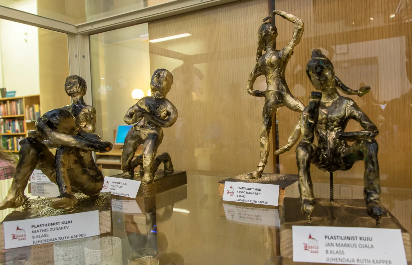 Скульптуры, изготовленные школьниками из Вастла: выглядят как бронзовые, а сделаны из пластилина.