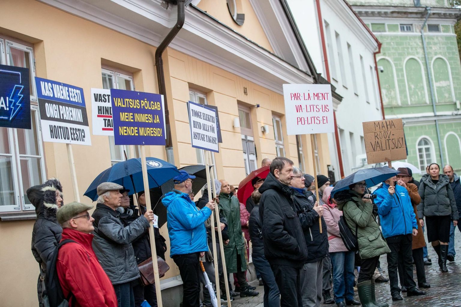 EKRE meeleavaldus Stenbocki maja ees. FOTO: Eero Vabamägi/postimees