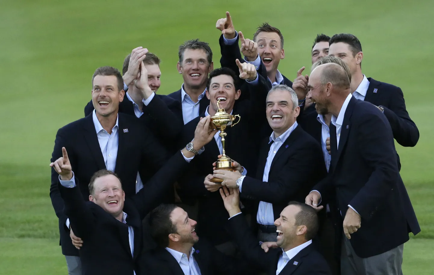 Euroopa meeskonna kapten Paul McGinley (paremal keskel) ja tema meeskond Ryder Cupi karikaga.
