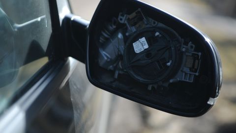 VIDEO ⟩ Imantā uzdarbojas sērijveida automašīnas spoguļu zaglis