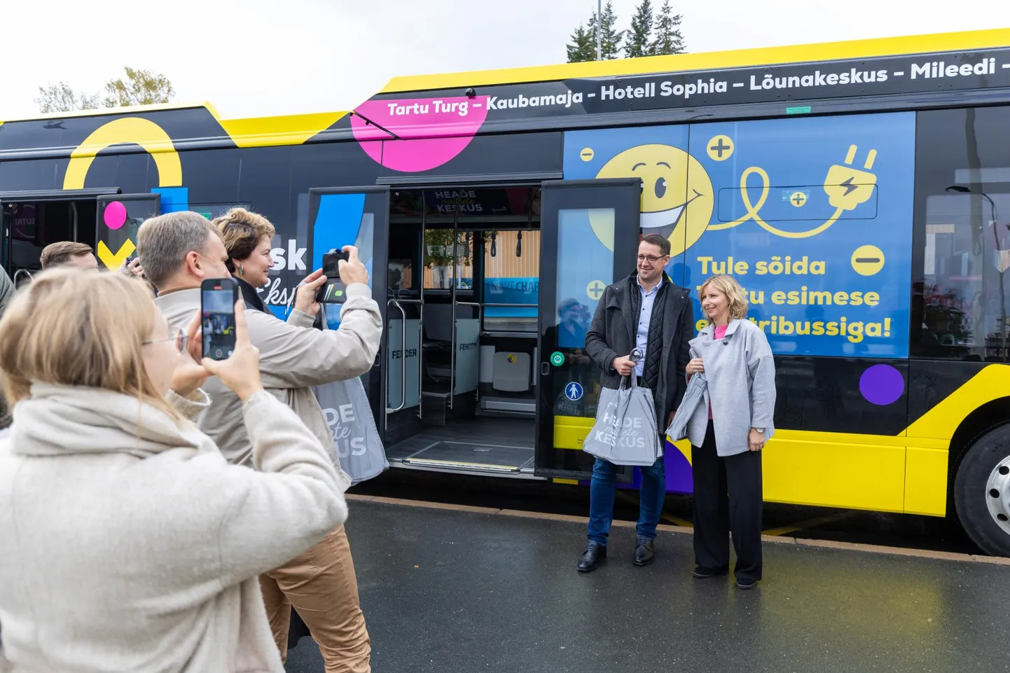 Kesklinna ja Lõunakeskuse vahet sõidab nüüd uus elektribuss, millega eile tegid ühe sõidu ka Lõunakeskuse juht Marju Jeedas ja Tartu abilinnapea Reno Laidre. See erkkollane buss saab pea 60 protsenti vajaminevast kütusest päikesest, ülejäänu tuleb elektrivõrgust.