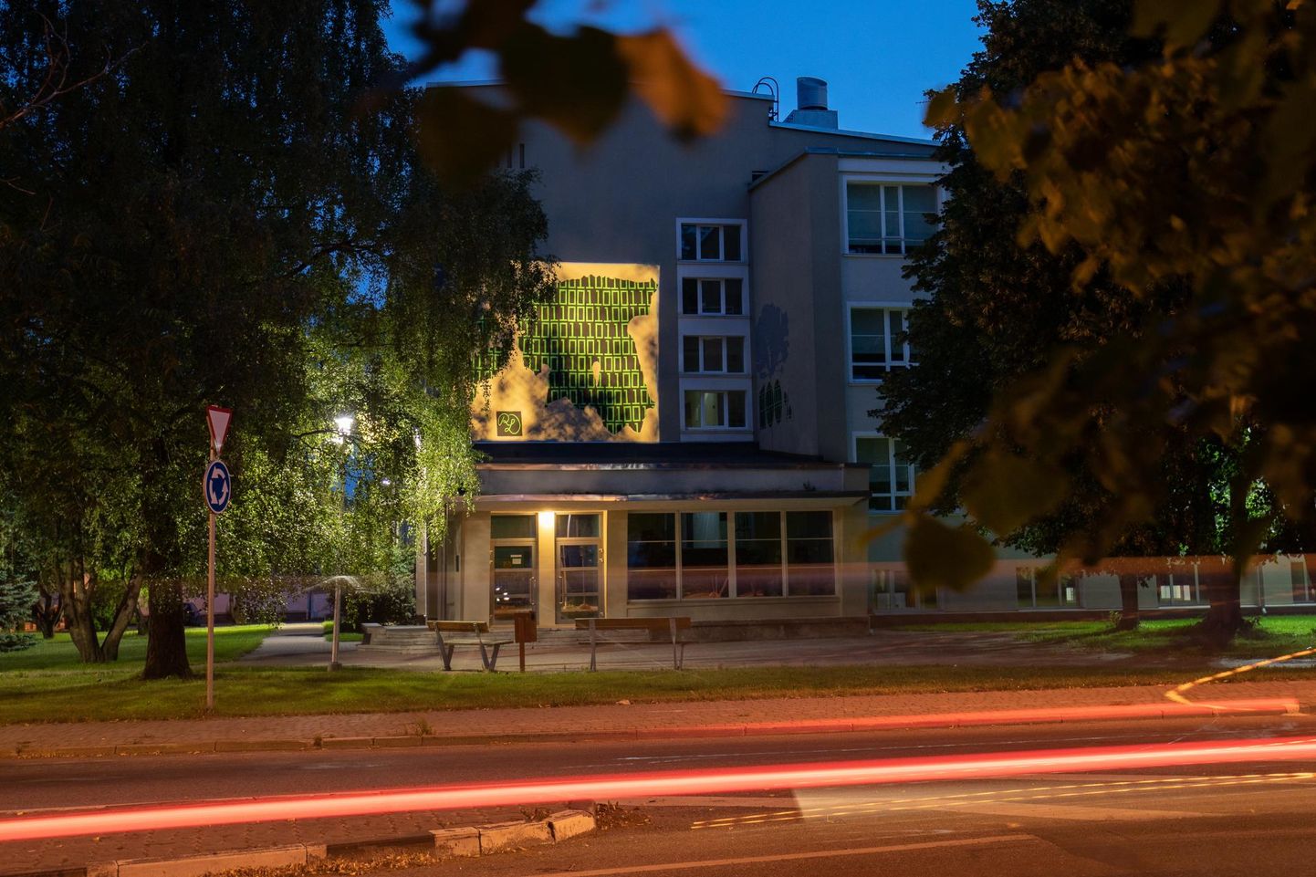 Все дети здания Раквереской гимназии на Таллиннской улице - почти 150 человек - отправлены на дистанционное обучение.